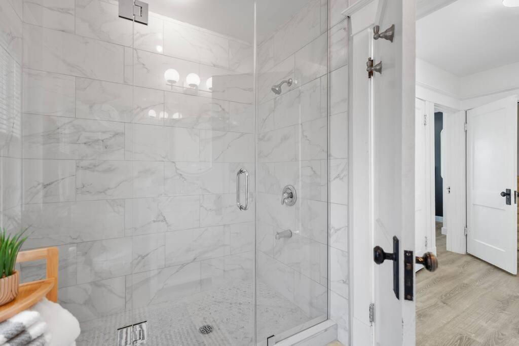 Beautiful Renovated Oasis * Niagara Falls