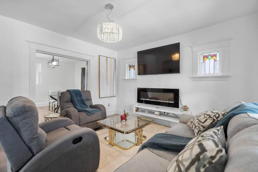 Beautiful Renovated Oasis * Niagara Falls
