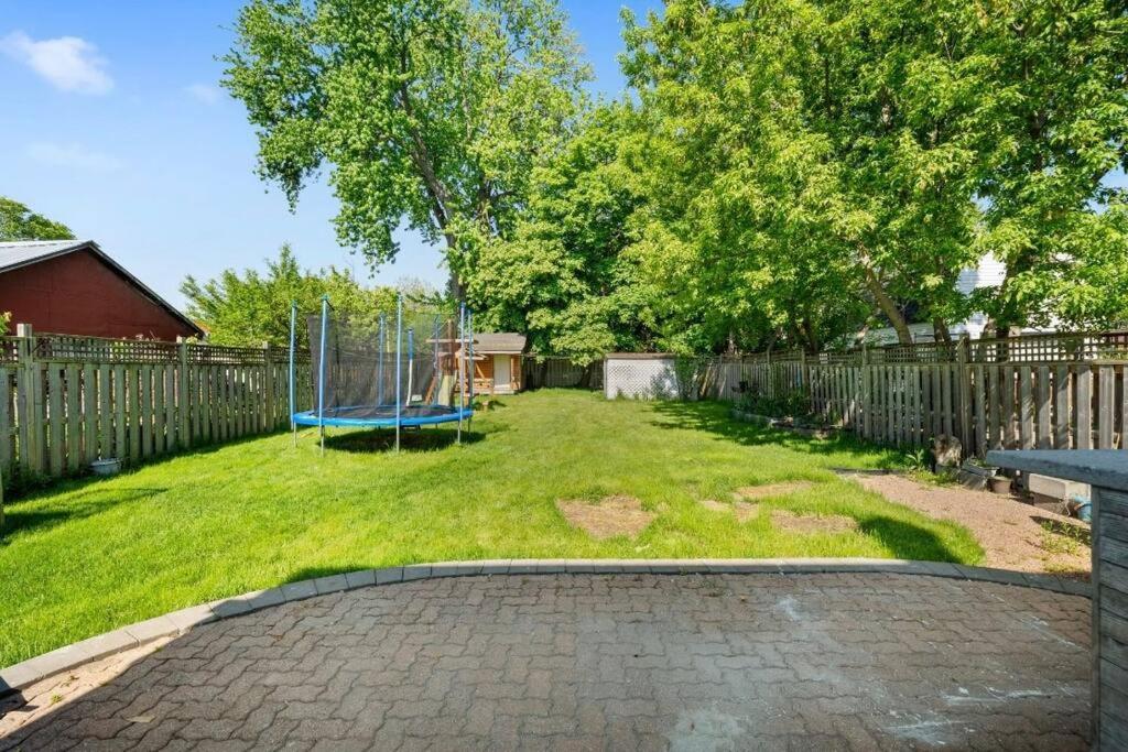 Beautiful Renovated Oasis Holiday home Niagara Falls
